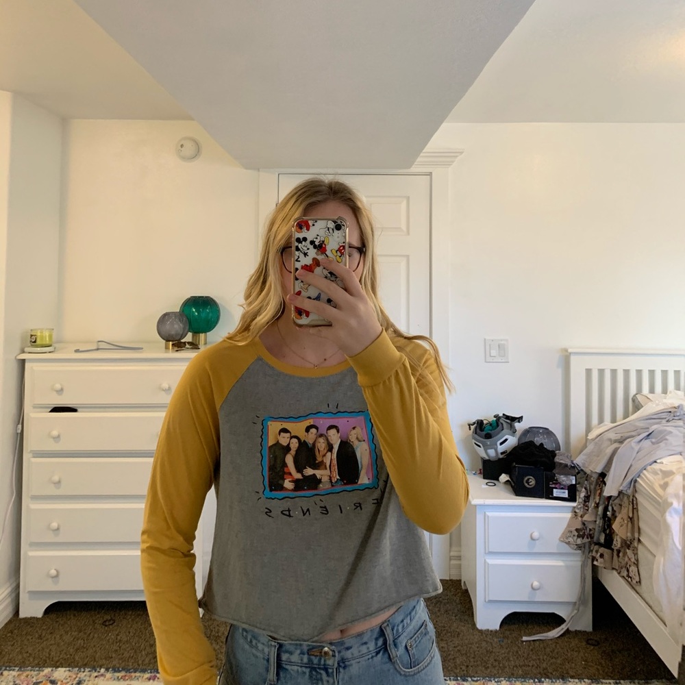 F.R.I.E.N.D.S long sleeve crop top